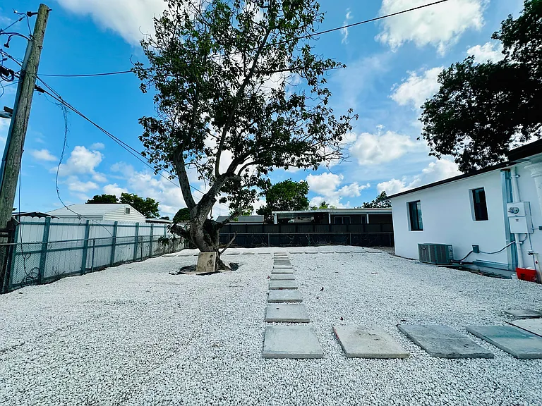 12225 NW 17th Pl — Photo 17