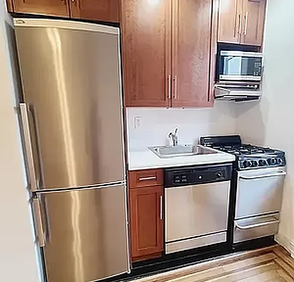 214 E 51st St #4F — Photo 2