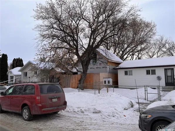 1913 20th STREET W, Saskatoon, SK S7M 1A3
