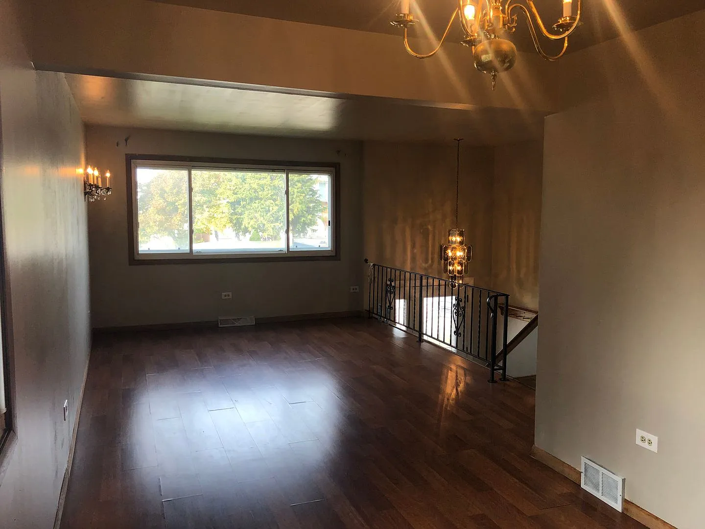 3bed/2bath Single Family Finished Basement Attached Garage! — Photo 2