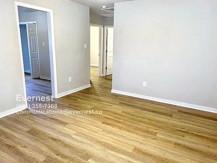 15815 Meridian Ave — Photo 2