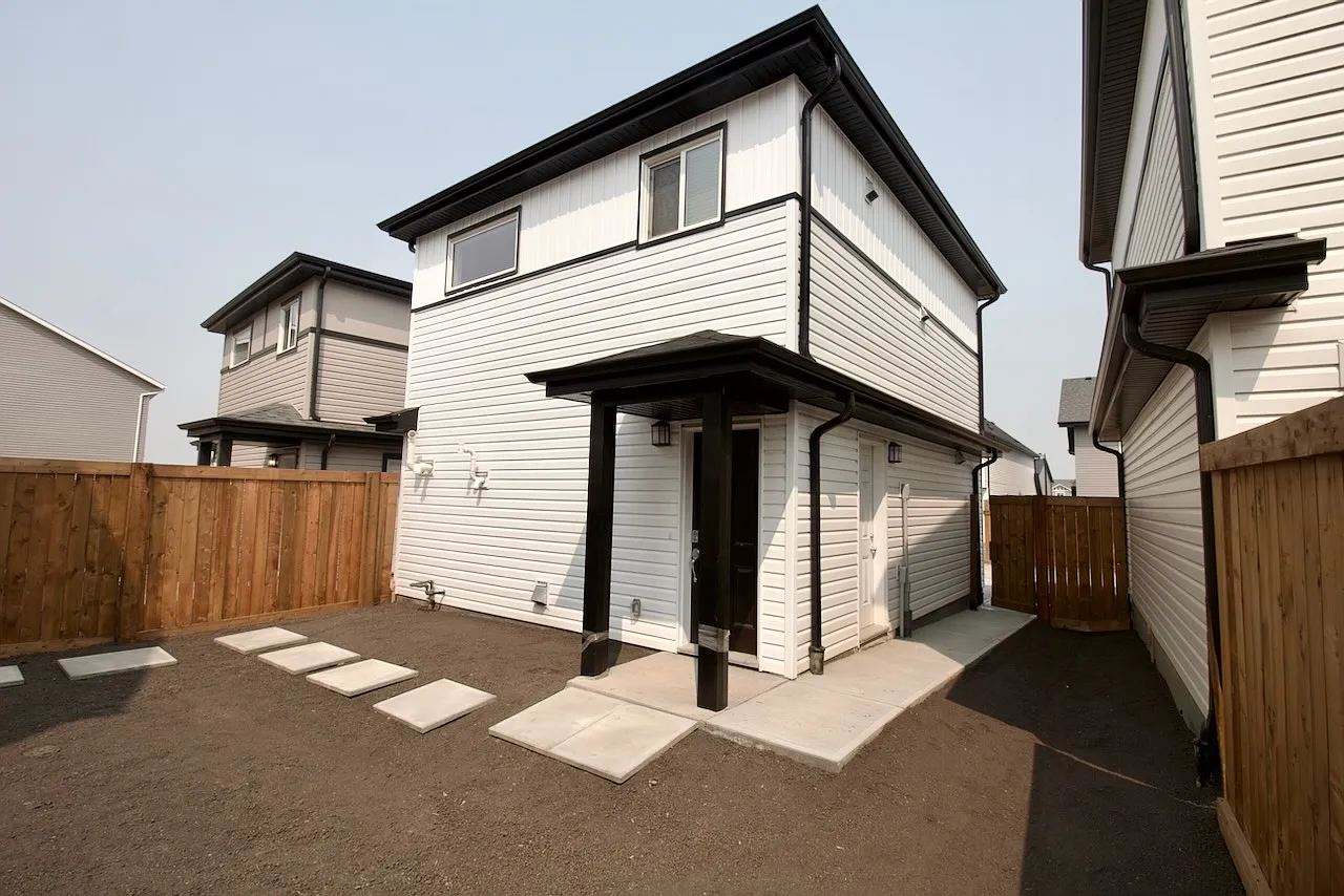Chappelle 1 Bed 1 Bath Garage Suite SW Edmonton — Photo 1