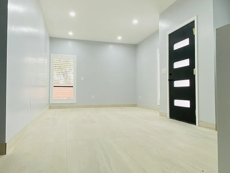 5373 Geneva Ave — Photo 6