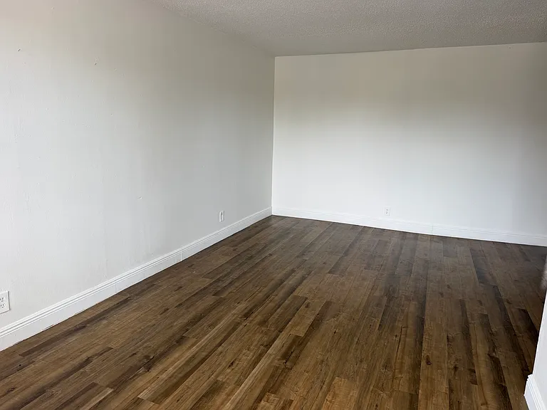 5741 SW 36th Ct — Photo 4