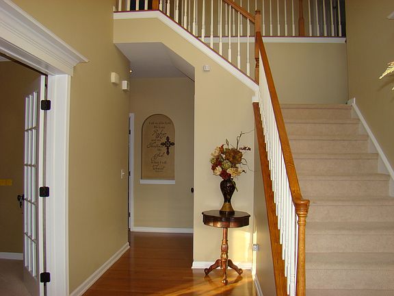 2 story foyer, split stairs