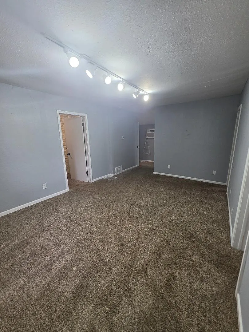 817 Chicago Ave - Upper — Photo 3