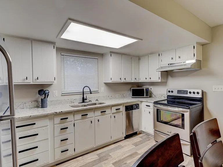 8027 N Richardt Ave — Photo 18