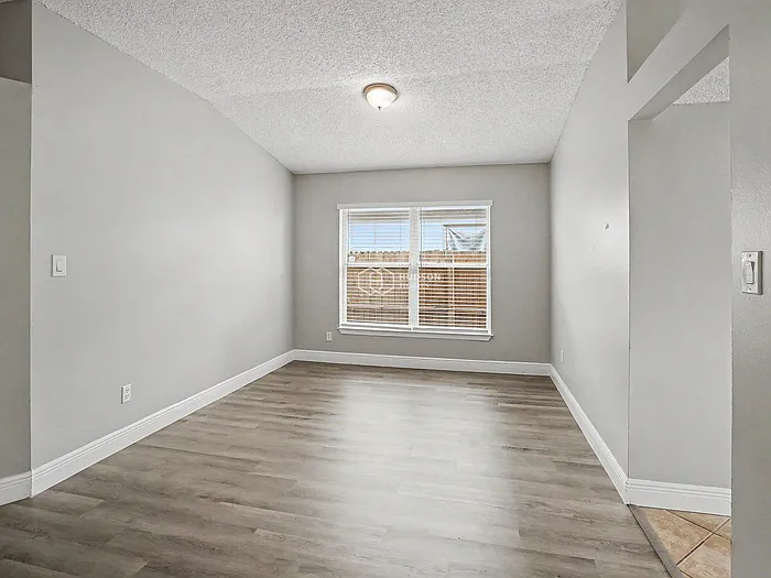 11220 Huxley Ave — Photo 4