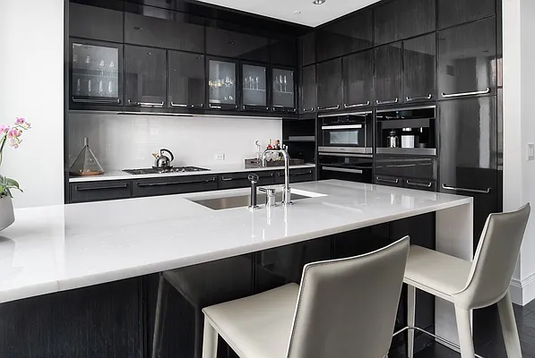 Rented by Extell Marketing Group LLC | media 4
