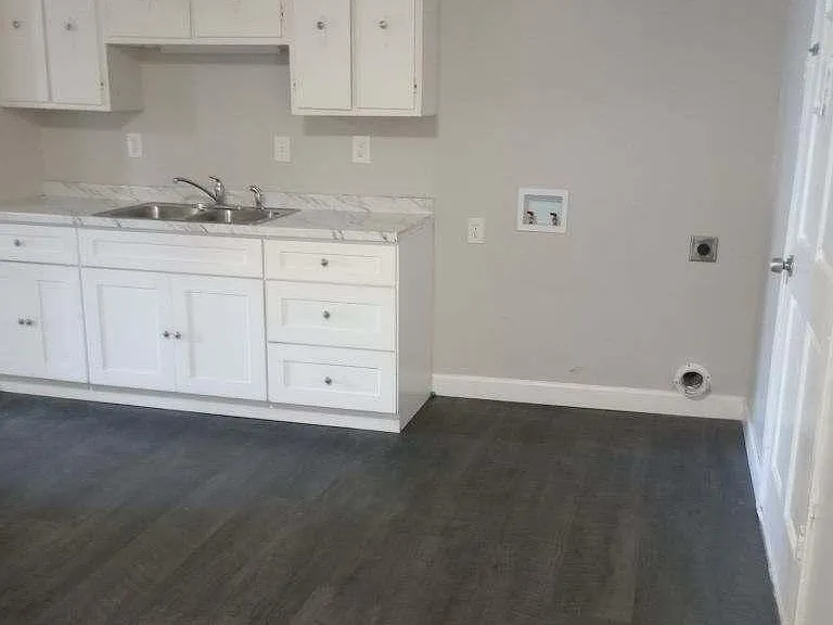 25 Kenwood Cres — Photo 3