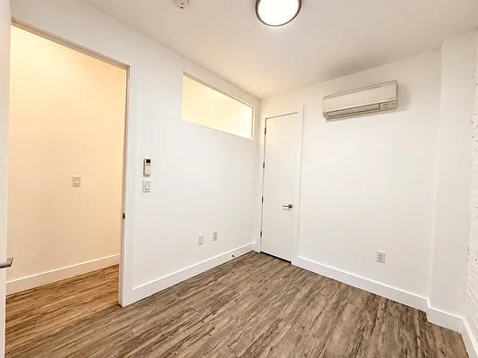 Bedroom, photo 9