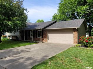 1002 Sunset Dr, Mc Leansboro, IL 62859