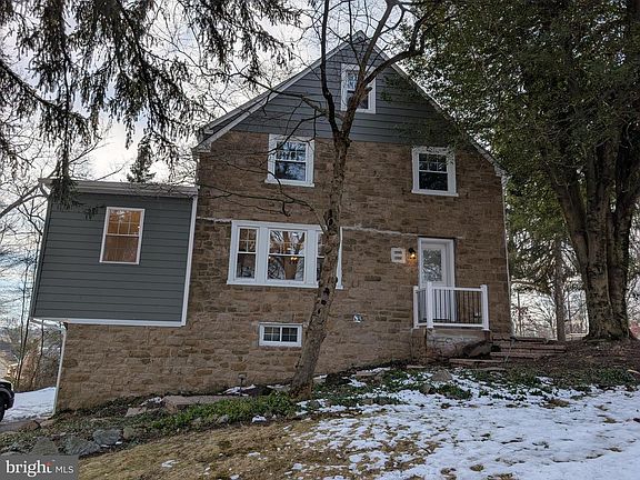 3rd image of 1221 Edge Hill Rd