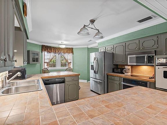 5th image of 3806 Claridge Rd N