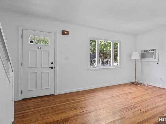 4th image of 674 Briarcliff Avenue