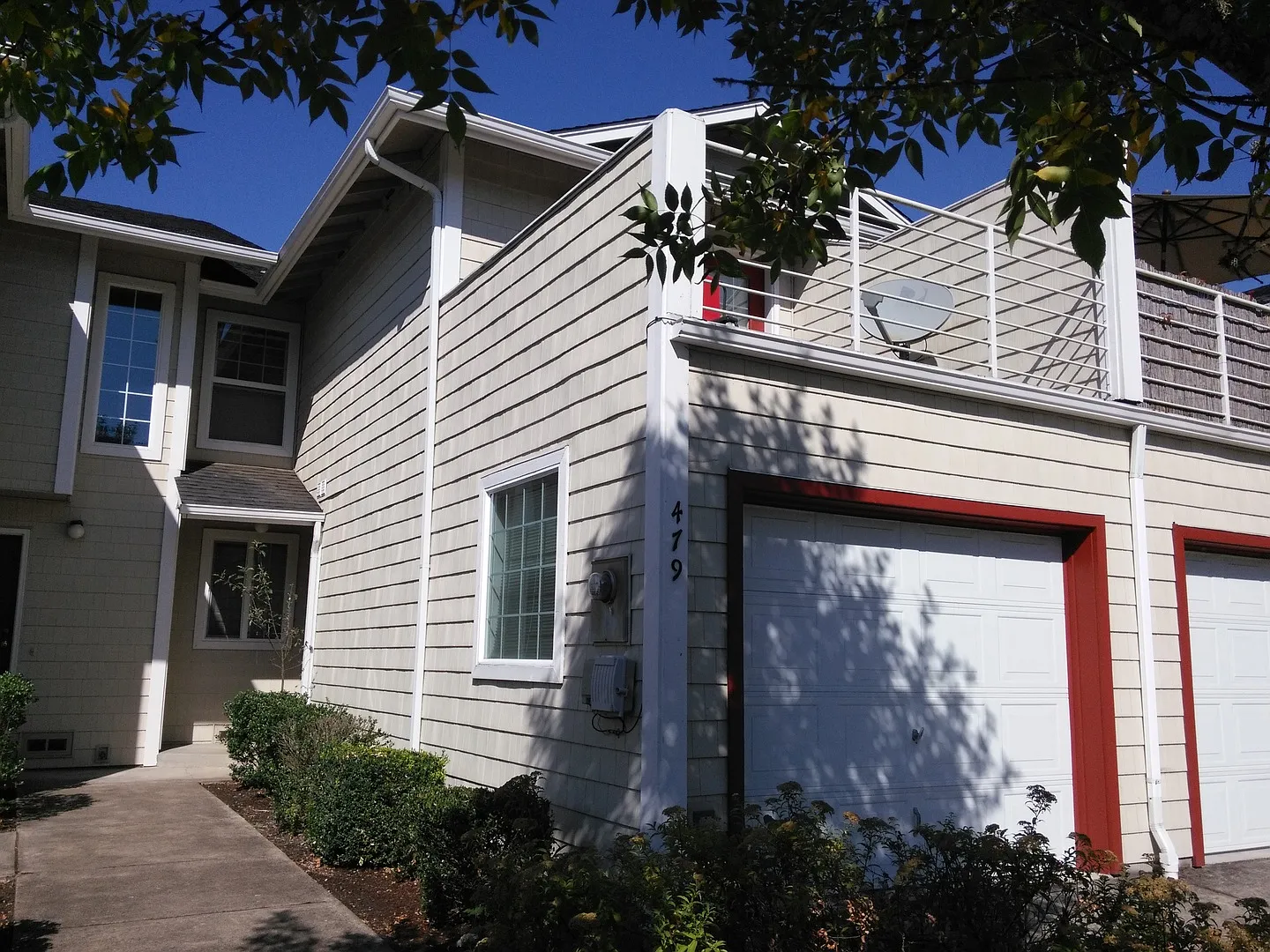 (867) 479 NE Conifer Blvd - 3 Bed / 1.5 Bath Townhome — Photo 1