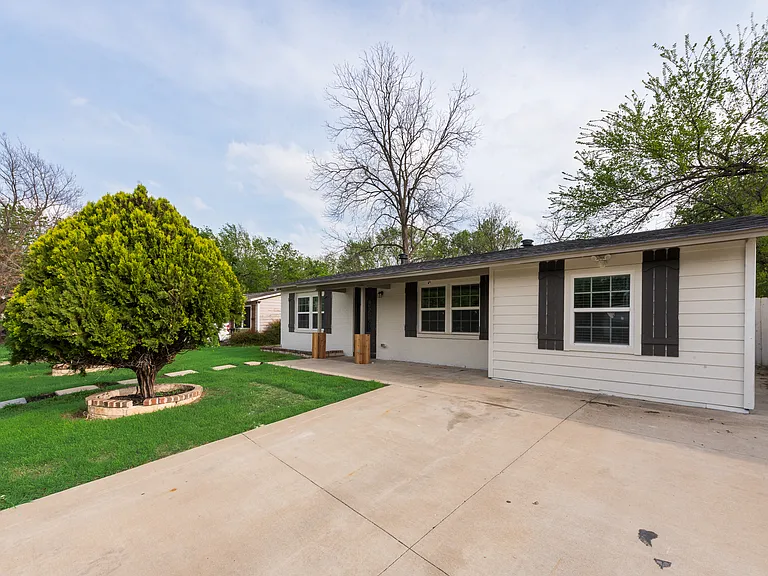 1104 Belvedere Dr — Photo 2