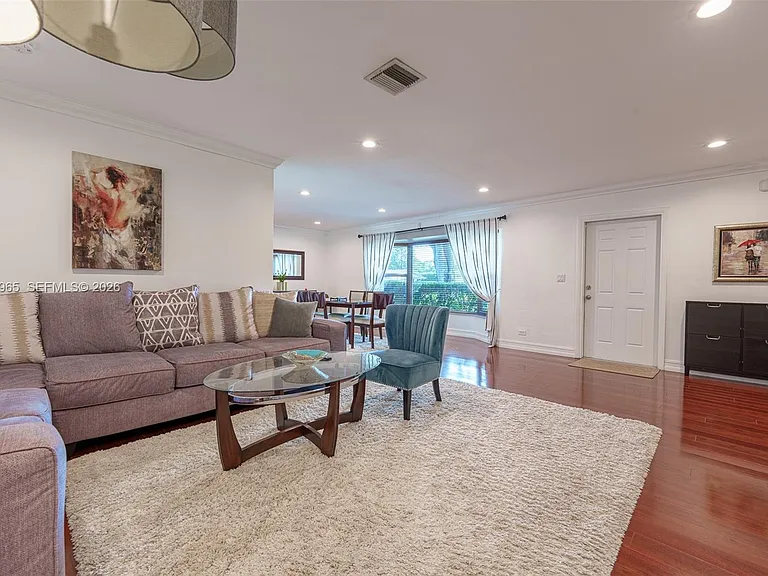 740 Ridgewood Ln — Photo 4