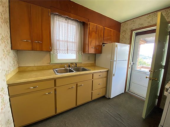 5th image of 722 Saint Clair Ave