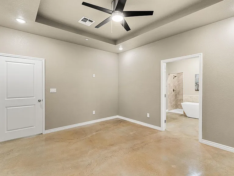 408 W Avenue C — Photo 14