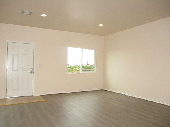 2nd image of 11835 Vanowen St #10