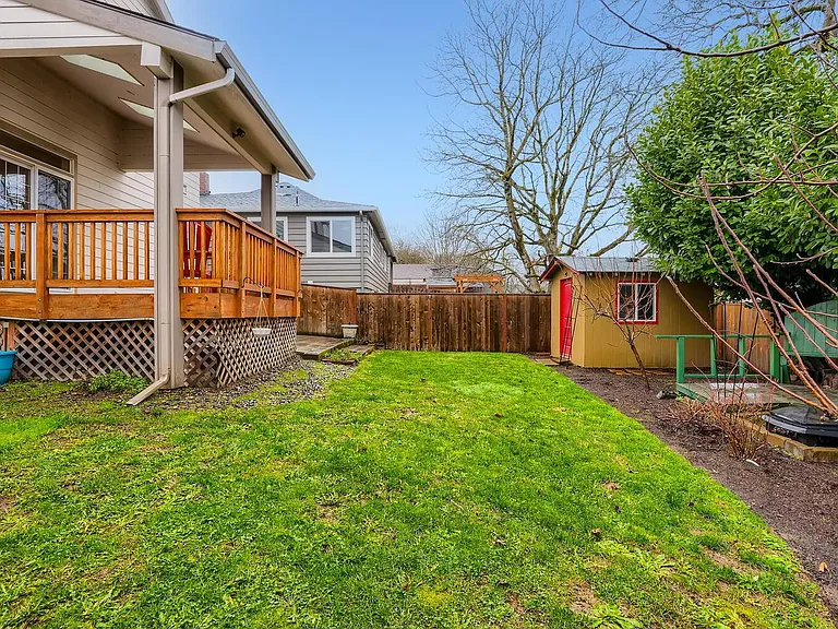1225 NE Holland St — Photo 7