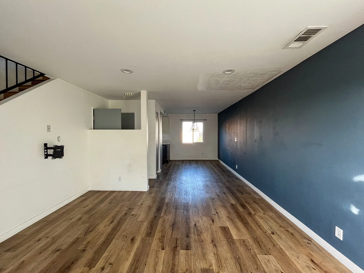 110 S Eucalyptus Ave — Photo 3