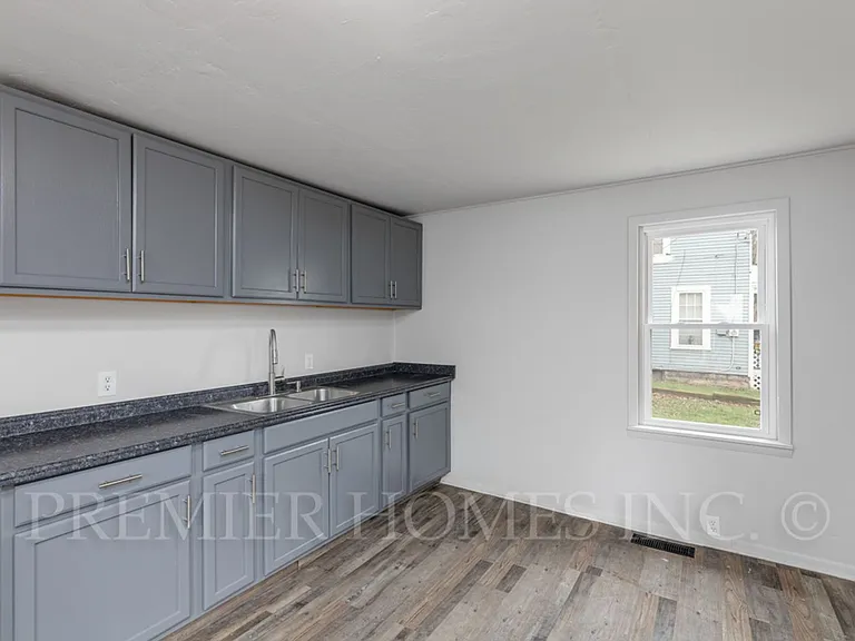 1126 11th St NW — Photo 8