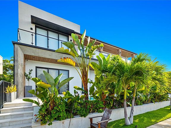 3rd image of 2050 S Hibiscus Dr