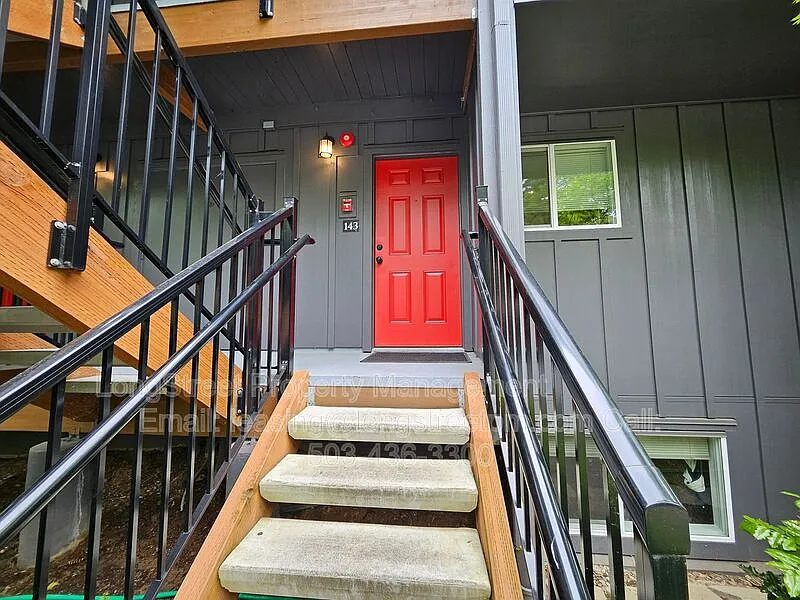 Photo 2 of 10 - 4 Touchstone Dr #143 - Lake Oswego, OR Building Photo - 4 Touchstone Dr #143