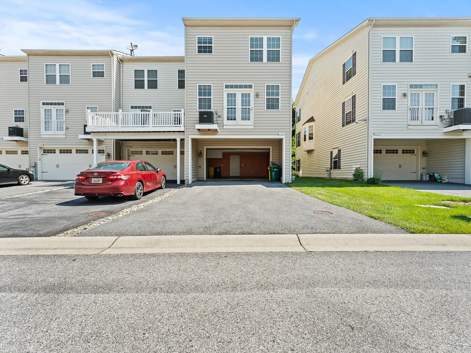 4 bed, 3.5 bath, 2390 sqft, $3,700 — Photo 3
