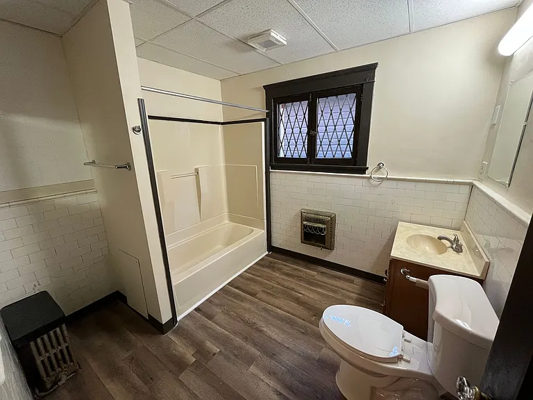 896 Grove St #900 — Photo 8