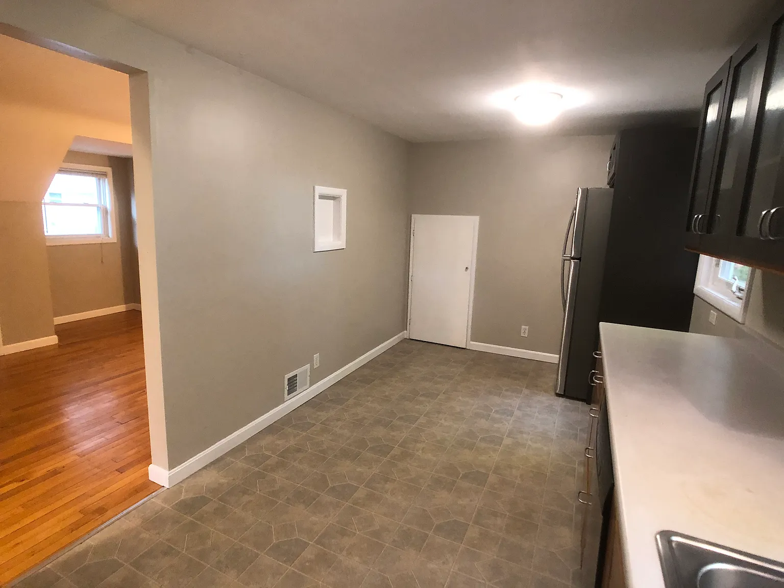 3 bed, 1100 sqft, $2,400 — Photo 3