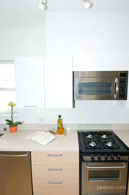 Top Floor, 1 bed, 1 bath with parking — Photo 4