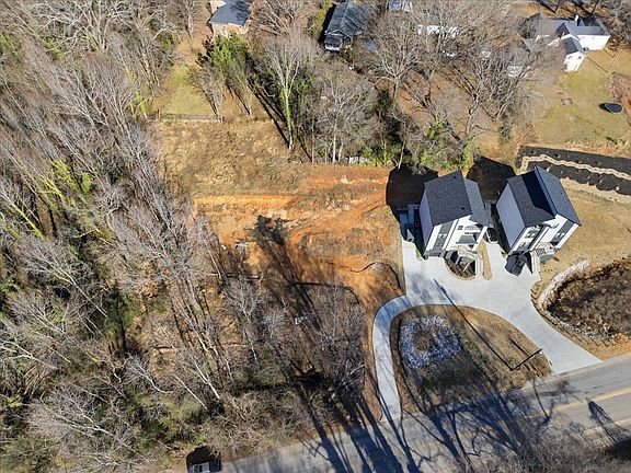 3rd image of 102 Sandy Ln