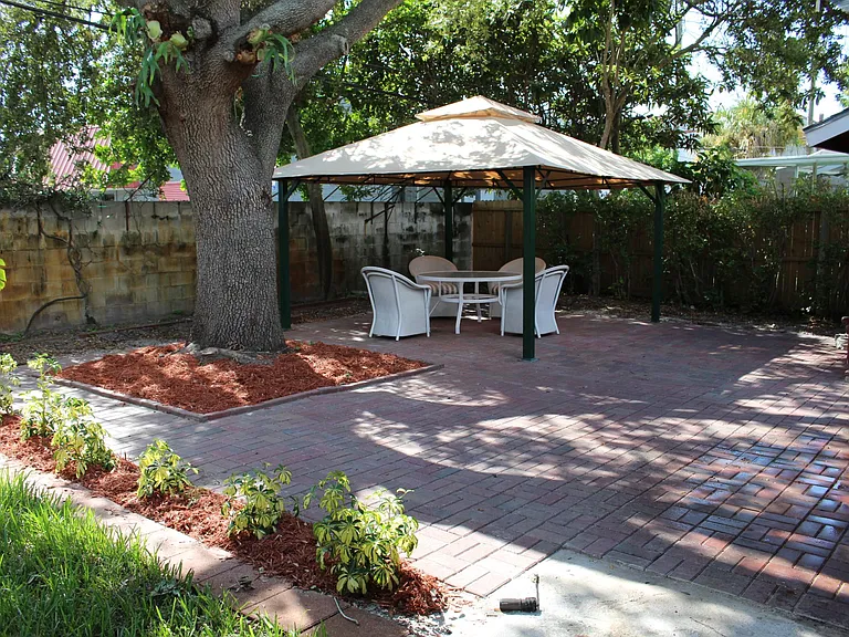 6390 Hampton Dr N — Photo 20