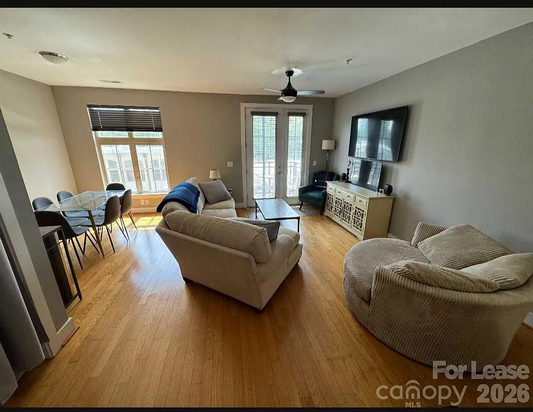 1 bed, 1.0 bath, 808 sqft, $1,600 — Photo 2