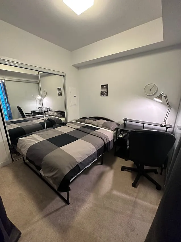 Deluxe Room without Window - York Street & Bremner Boulevard — Photo 1