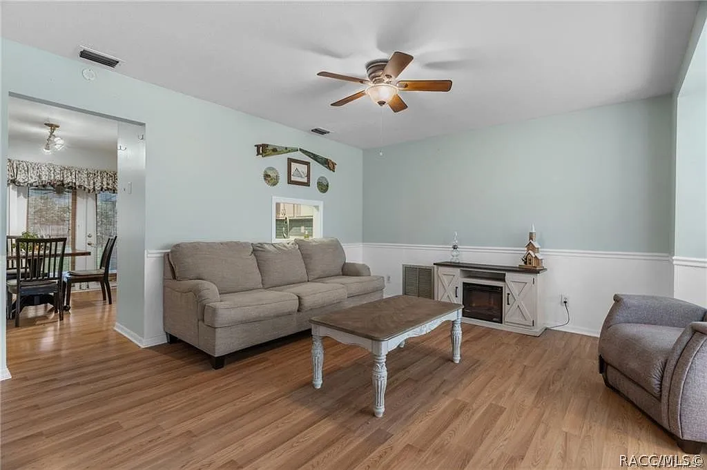 2 bed, 1.0 bath, 912 sqft, $1,300 — Photo 4