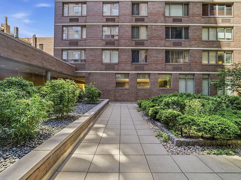 360 W 43rd St #S17A — Photo 8
