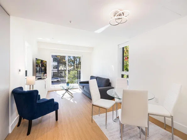 2235 Broadway E #204, Vancouver, BC V6K 2E3
