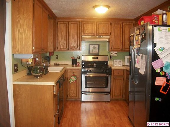 Updated kitchen w/wood cabinets