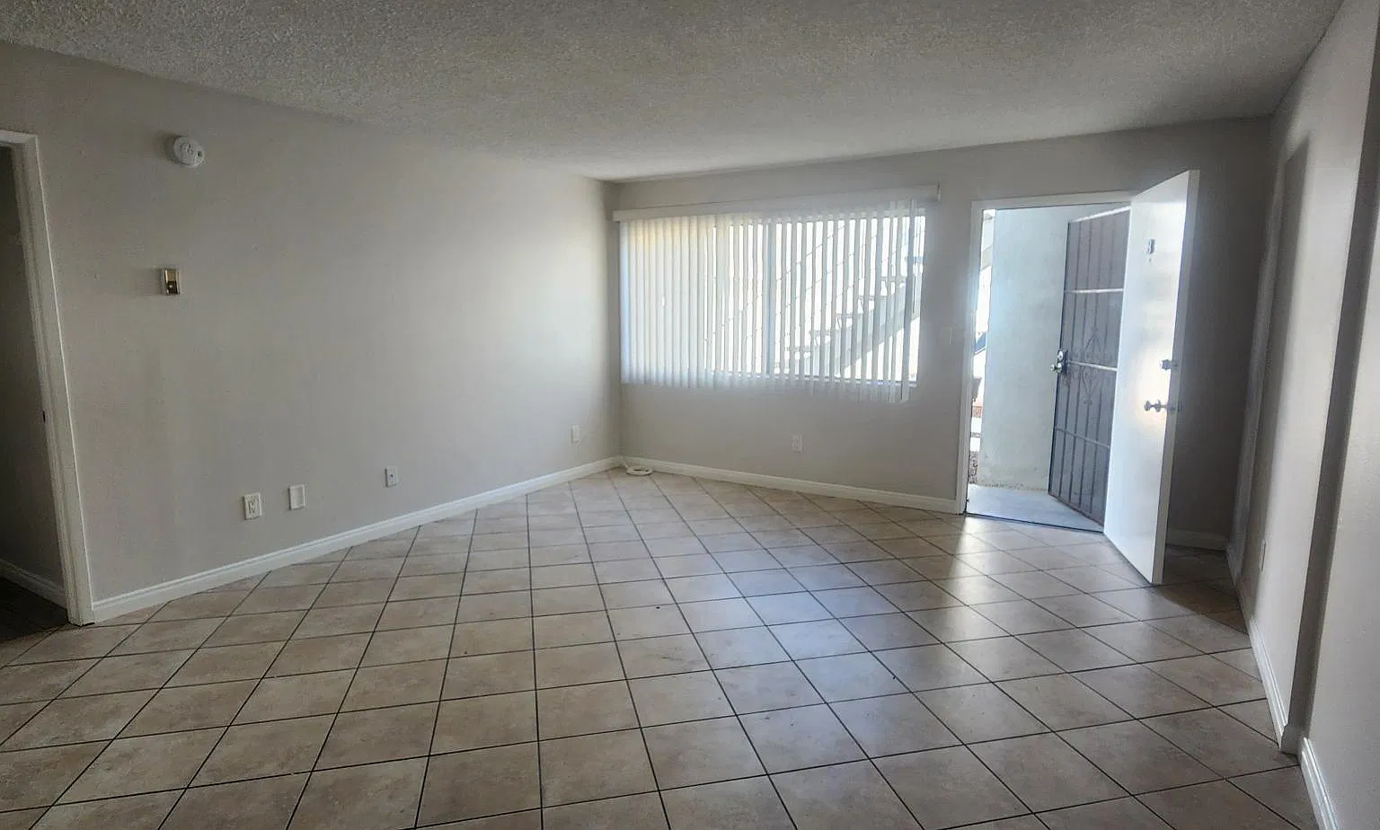 2 bed, 1.5 bath, 900 sqft, $2,570 — Photo 2