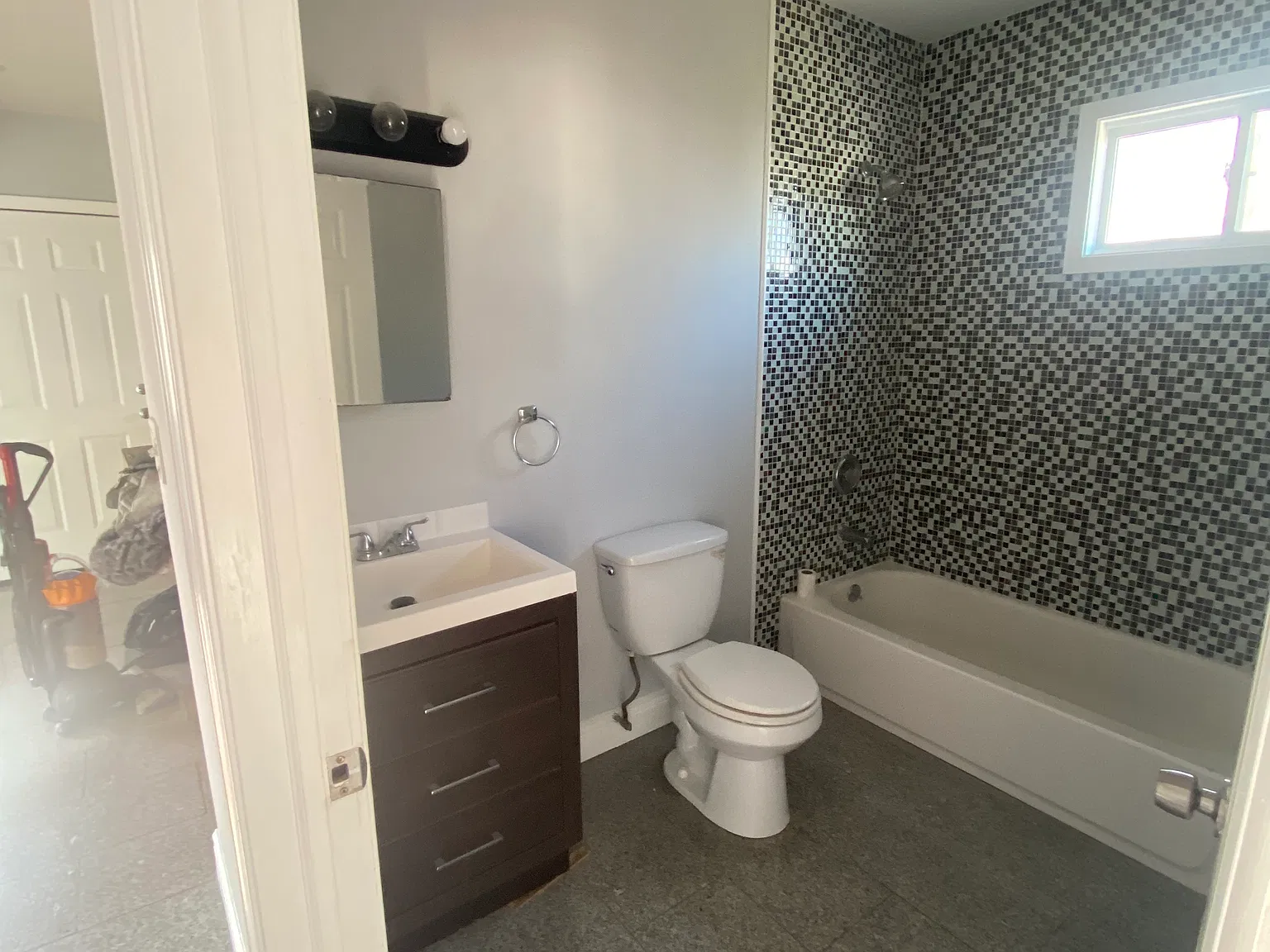 3 bed, 1100 sqft, $2,700 — Photo 4