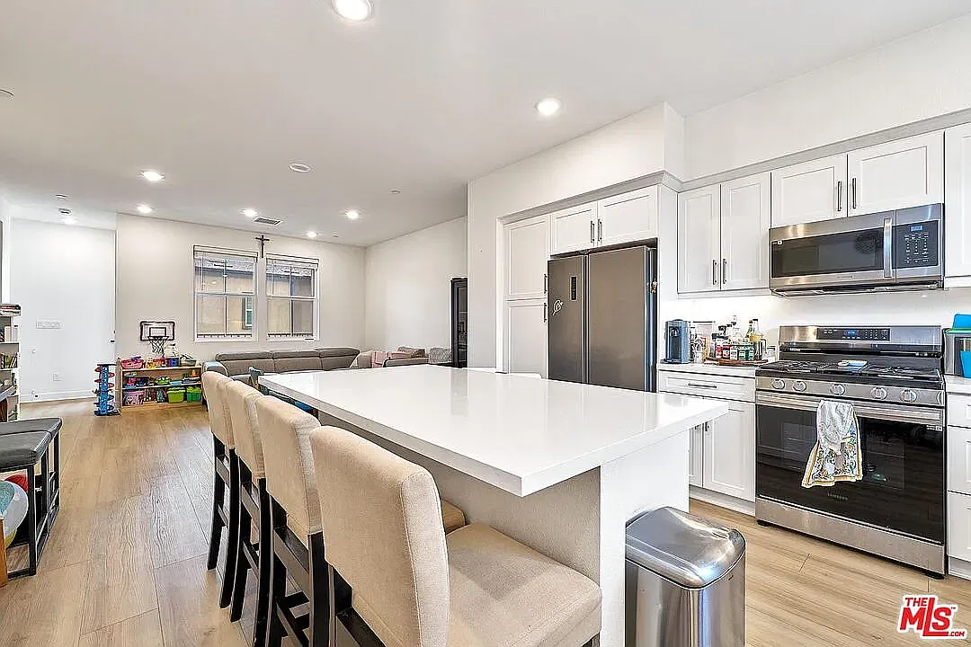 3 bed, 1640 sqft, $4,250 — Photo 3