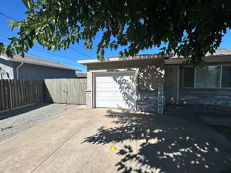 131 S Olive Ave — Photo 3