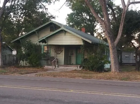 303 W Yeagua St, Groesbeck, TX 76642
