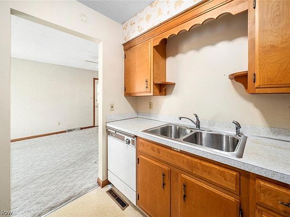 5th image of 914 Canterbury Ln #C