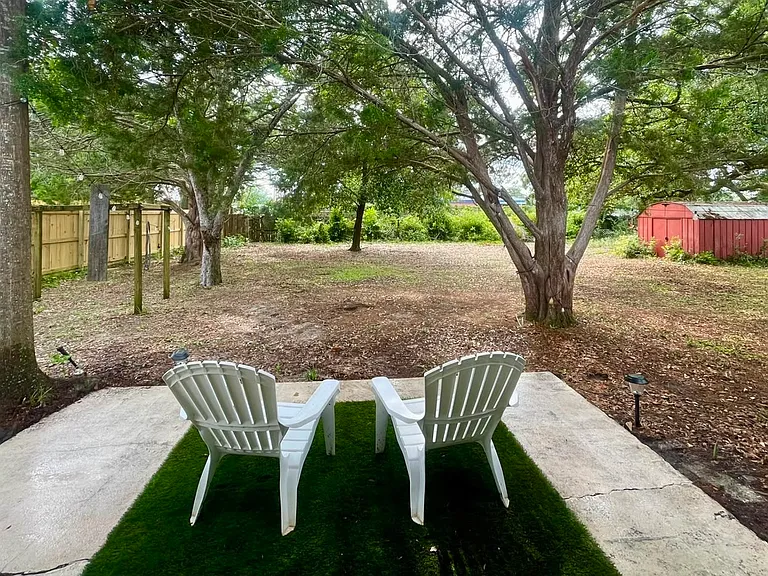 370 Coral Dr SW — Photo 2