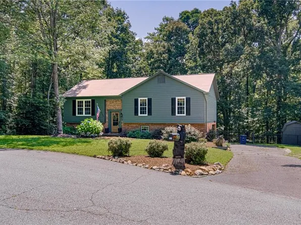 5974 Honeycomb Ln, Pfafftown, NC 27040